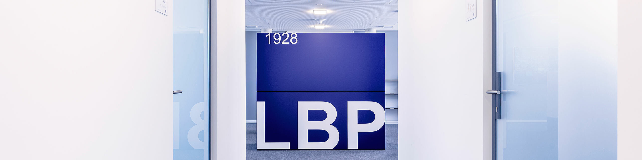 Flur in den Kanzleiräumen von LBP; Logowürfel in der Mitte; viel weiß und blau